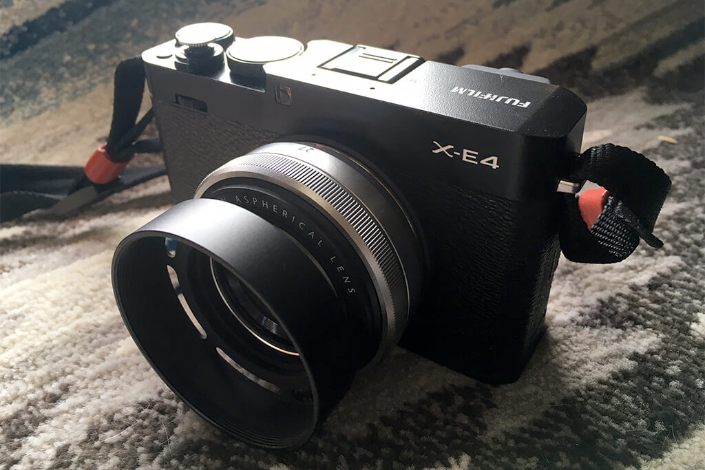 FUJIFILM X-E4。レンズはXF27mm f/2.8のシルバー